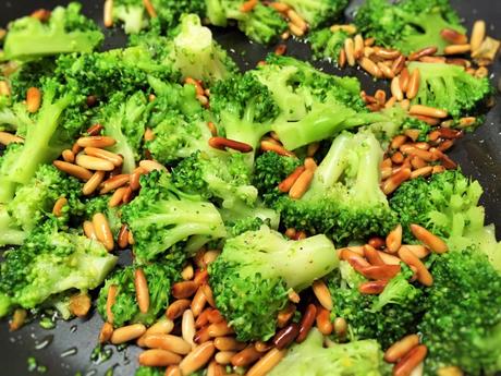 Orecchiette mit Broccoli und Pinienkernen