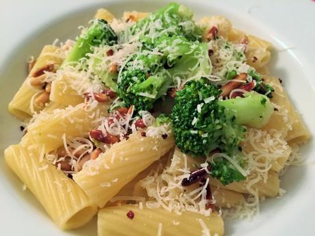 Orecchiette mit Broccoli und Pinienkernen