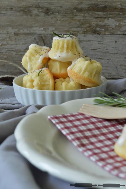 Mini Zitronen Rosmarin Gugls / Lemon Rosmary Bundt Cakes