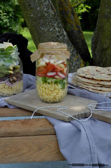 zwei Salatideen im Einmachglas / Salads in a Jar