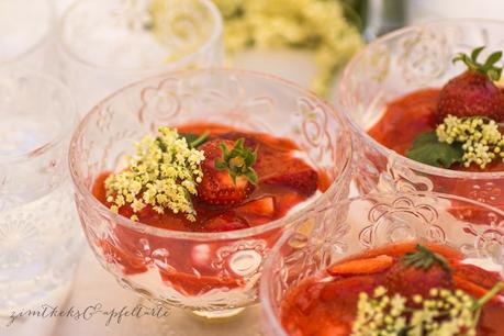 Sommerlicher Mädelsabend mit Hugo-Bowle und Erdbeer-Holunderblüten-Dessert