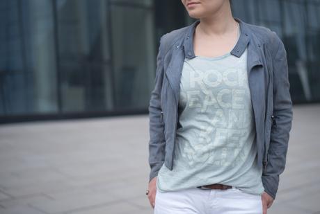 Blaugraues Wetter und Outfit in Lederjacke, Review Shirt und 7 FOR ALL MANKIND Jeans Blaugraues Wetter
