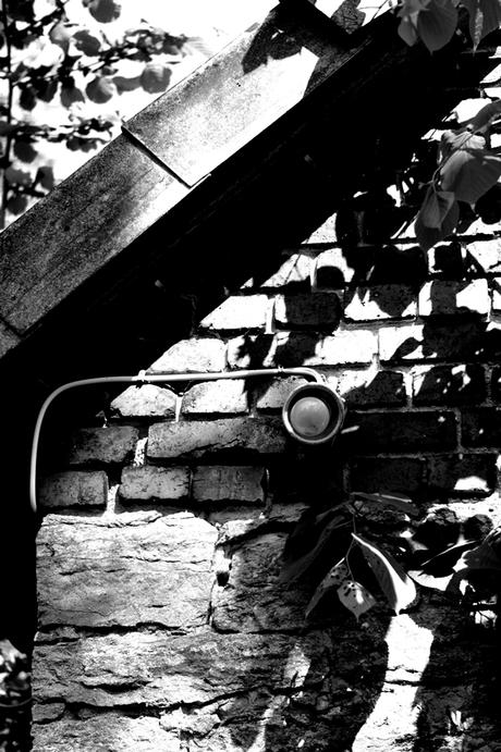 Blog + Fotografie by it's me! | fim.works | SchwarzWeissBlick No 17 | verlassenes Gehöft | Lost Place | Außenlampe ohne Schirm Blog + Fotografie by it's me! | fim.works | SchwarzWeissBlick No 17 | verlassenes Gehöft | Lost Place | Außenlampe ohne Schirm