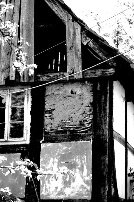 Blog + Fotografie by it's me! | fim.works | SchwarzWeissBlick No 17 | verlassenes Gehöft | Lost Place | fehlende Verschalung vom Giebel