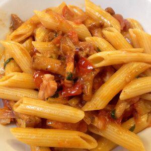 Pasta mit Speck, Pfifferlingen und Tomatensoße