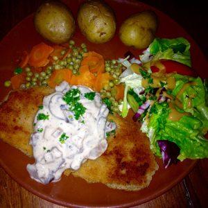 Seitan-Schnitzel, Erbsen und Möhren, Kartoffeln, Pilzsoße und Salatbeilage