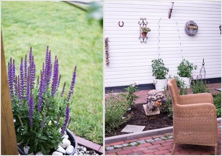 Blog + Fotografie by it's me | fim.works | Ein Garten im Norden | Collage von Lavendel und Sitzplatz vor einer weißen Holzwand
