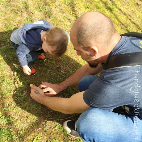 Vater und Sohn beim Käfer beobachten
