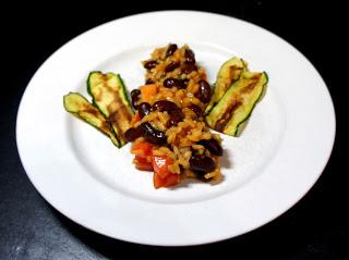 Tomatenreis mit Zucchini-Chips Tomatenreis mit Zucchini-Chips