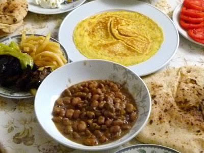 Ägyptisches Sohour im Ramadan mit Fuul Foul und Omelette