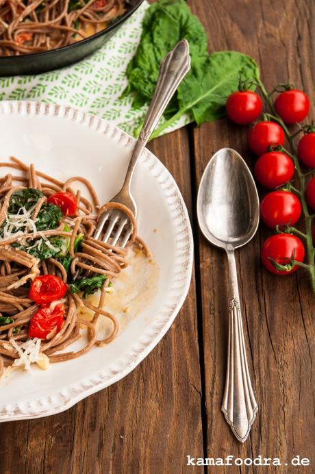 Sommerspaghetti mit jungem Knoblauch, frischem Spinat und Kirschtomaten