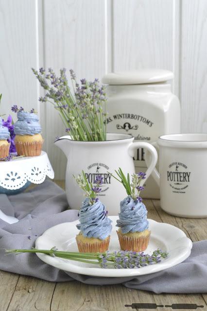 Kleine Lavendel Zitronen Cupcakes / Lavender Lemon Cupcakes Kleine Lavendel Zitronen Cupcakes / Lavender Lemon Cupcakes
