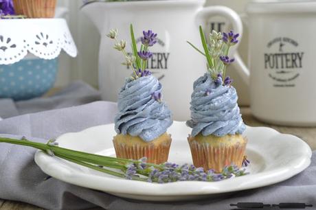 Kleine Lavendel Zitronen Cupcakes / Lavender Lemon Cupcakes Kleine Lavendel Zitronen Cupcakes / Lavender Lemon Cupcakes