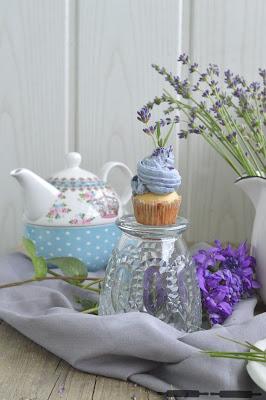 Kleine Lavendel Zitronen Cupcakes / Lavender Lemon Cupcakes Kleine Lavendel Zitronen Cupcakes / Lavender Lemon Cupcakes