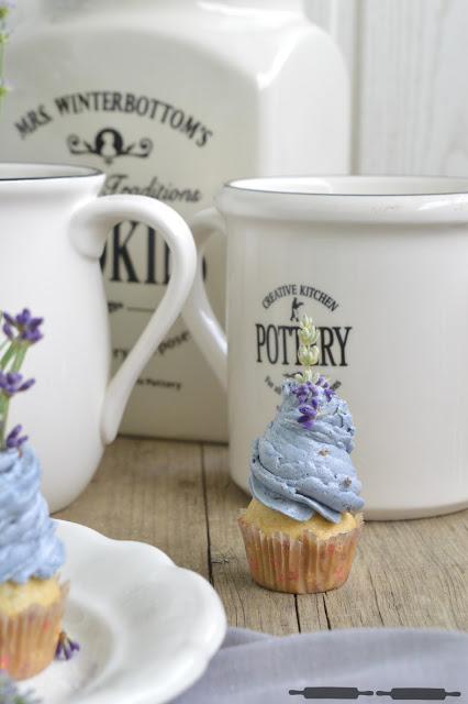 Kleine Lavendel Zitronen Cupcakes / Lavender Lemon Cupcakes Kleine Lavendel Zitronen Cupcakes / Lavender Lemon Cupcakes
