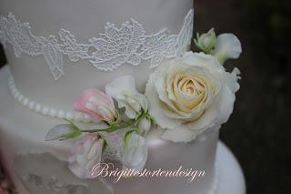 Romantische Hochzeitstorte mit Wicken und Rosen