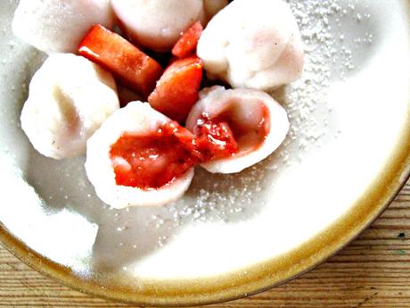 #mondayonmytable - das Montags {Rezept} Reisteig Teilchen mit Erdbeeren