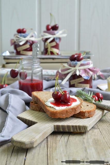 klassisch hausgemachte Kirschmarmelade mit Rosmarinnadeln / homemade Cherry Rosemary Jam