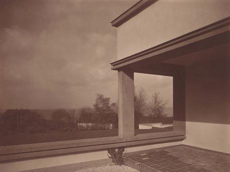 Kleinschmidt Fine Photography: Werner Mantz — Architecture (Foto: Werner Mantz | Villa Dr. Grobel in Elberfeld 1927 | Vintage Gelatin Silver Print | Blatt 17,4 x 22,7 cm)