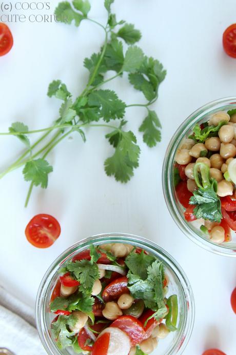 Kichererbsen Salat mit Kirschtomaten, Chili und Koriander - der schnelle und einfache BBQ Begleiter