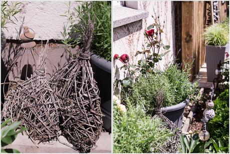 Blog + Fotografie by it's me! | fim.works | Bunt ist die Welt | Garten im Juni 2016 | geflochtene Herzen | dunkelrote Duftrose mit Lavendel im Kübel