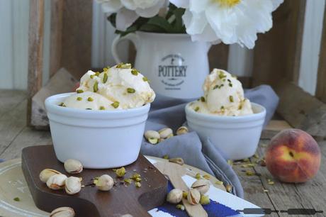 Pfirsich Joghurt Eiscreme mit Pistazien / homemade Ice Cream with Peaches and Pistachios