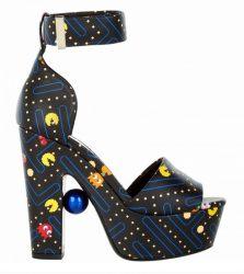 Schuhe von Nicholas Kirkwood mit Pacman-Muster und einer großen Perle unter dem Absatz.