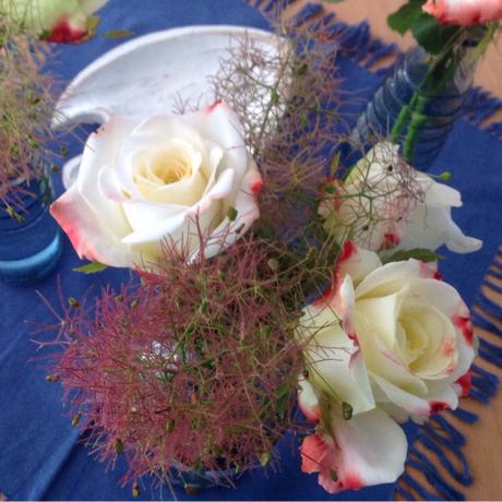 Friday-Flowerday – oder – Weiße Rosen für den griechischen Abend