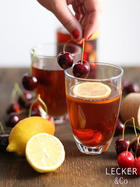 Cascara-Eistee mit Kirschen und Zitronen Cascara-Eistee mit Kirschen und Zitronen