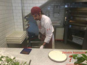 Glutenfreie Pizza und Pasta bei VAPIANO Deutschland – Ein neues Angebot für Menschen mit Zöliakie Tomatensauce und Käse weden aus einem extra Fach geholt
