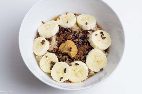 Porridge mit Schokolade, Banane und Erdnussbutter