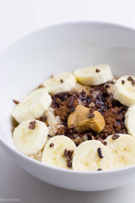 Porridge mit Schokolade, Banane und Erdnussbutter