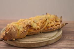 Hefezopf mit Pesto – Ein herrlicher Snack mit Käse überbacken