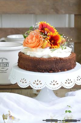 Schokoladen Walnuss Torte mit Aprikosencreme / Chocolate Cake with Apricots and Creme Fraiche