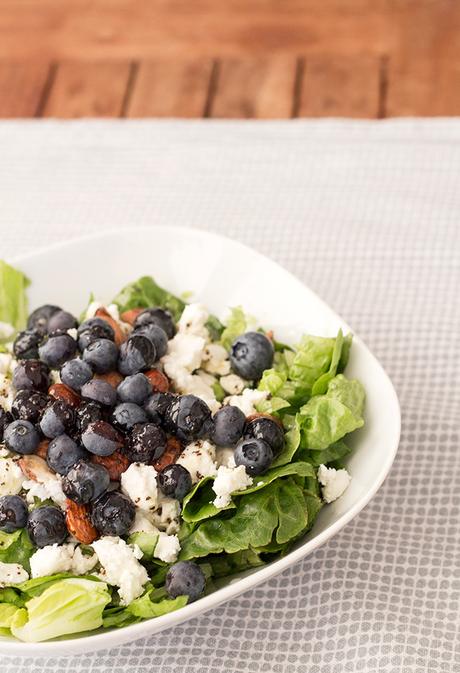 Rezept: Salat mit Blaubeeren, Mandeln und Mohndressing