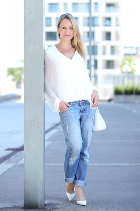 Boyfriend jeans & white blouse