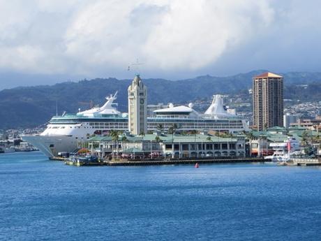 14_Aloha-Tower-Kreuzfahrtschiff-Rhapsody-of-the-Seas-Hafen-Honolulu-Oahu-Hawaii