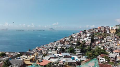 Blick ueber die Favela Vidigal in Rio de Janeiro