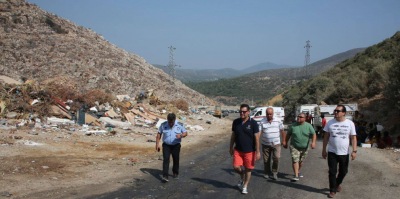 Der Bürgermeister Mehmet Kocadon und seine Mitarbeiter schützen sich nicht vor den Giftgas-Wolken, die das Feuer auf der Mülldeponie in die Luft schleudert.