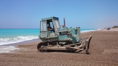 Diese Planierraupe wälzte den Strand platt und zerstörte so mehrere tausende frisch abgelegte Caretta Caretta Schildkröten-Eier.