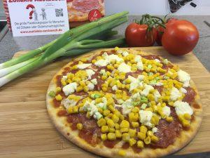Glutenfreie Artikel beim Discounter – LIDL ist Vorreiter in Europa LIDL Pizza mit eigenen Zutaten belegt.