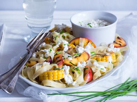 Lemon & Schnittlauch Pasta Salat mit gegrilltem Mais & Nektarinen dazu Cottage Cheese Dressing