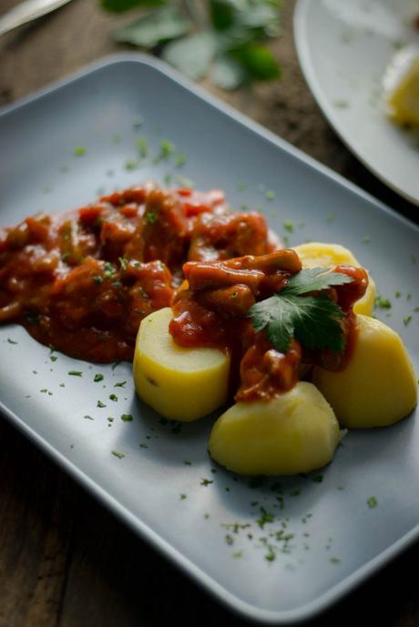 bohneneintopf mit rindfleisch, Tomaten und Kartoffeln bohneneintopf