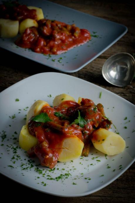 bohneneintopf mit rindfleisch, Tomaten und Kartoffeln Essen wie bei Oma
