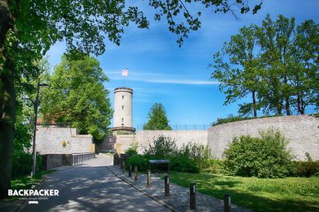 Voller Vorfreude erklimme ich den kurzen Aufstieg zur Burg Sparrenberg und erfreue mich an liebevoll restaurierten Gemäuern.