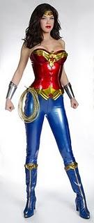 Wonder Woman: Erstes Foto von Adrianne Palicki im Kostüm