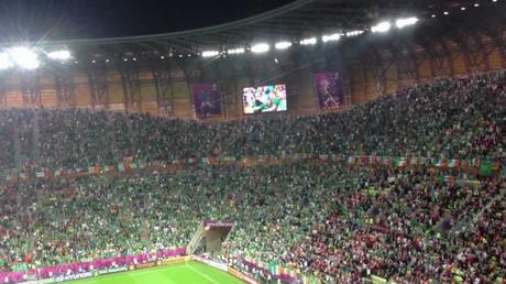 Irische Fans singen Fields of Athenry für ihr Nationalteam