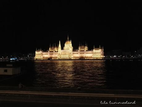 budapest-parlament-bei-nacht-beleuchtet