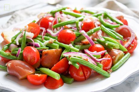 Kartoffelsalat mit grünen Bohnen und Cherry-Tomaten