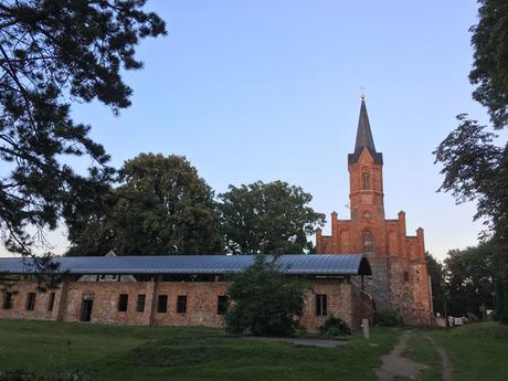 die Klosterruine und die Klosterkirche in Altfriedland